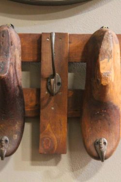 Wooden two shoe mold hanger
