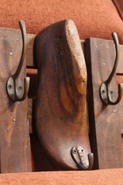 Wooden shoe mold hanger single